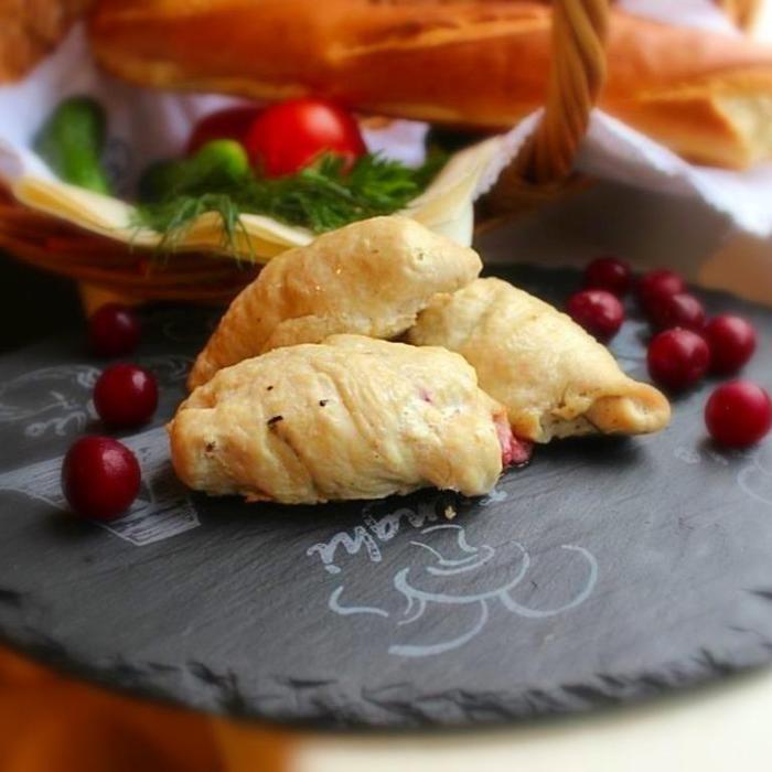 Куриные рулетики с моцареллой и вишней