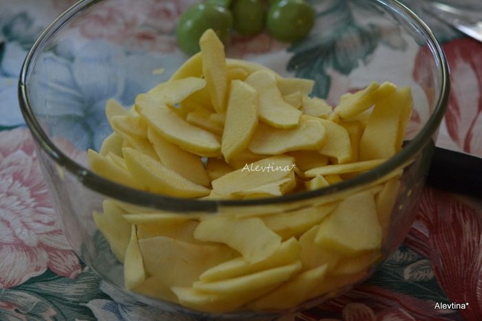 Яблочный пирог с орехами и шоколадом