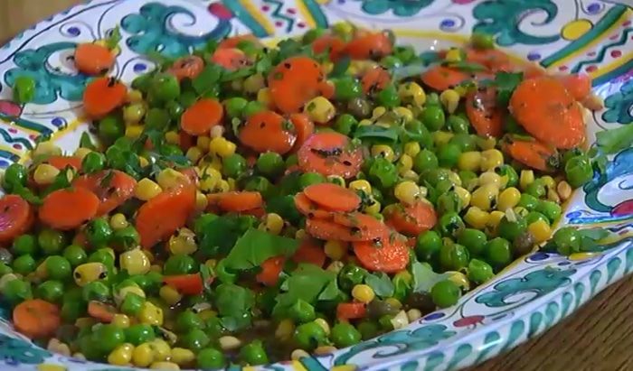 Салат из молодых овощей с соусом из петрушки 