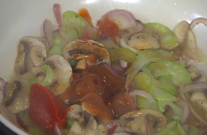 Сэндвич с говядиной, грибами и сельдереем 