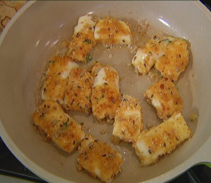 Жареный сулугуни с руколой и вяленой клюквой 