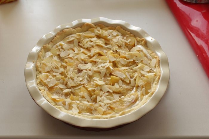 Тарт с миндалем и яблоками