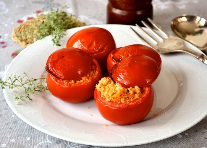 Помидоры, фаршированные кускусом и креветками