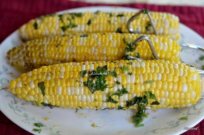 Кукуруза с маслом, кинзой и соком лайма