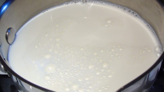 Блинный торт с заварным кремом и ягодами