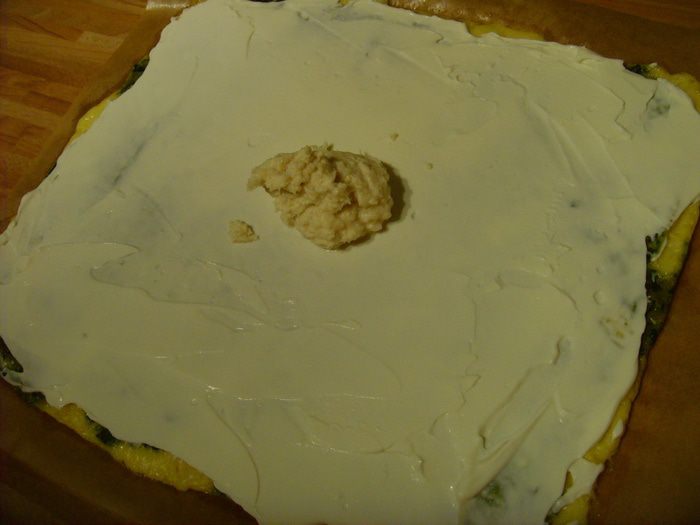 Сырный рулет с лососем и шпинатом