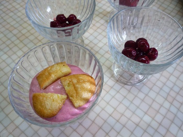 Сливочно-вишневое суфле с творогом и шоколадом