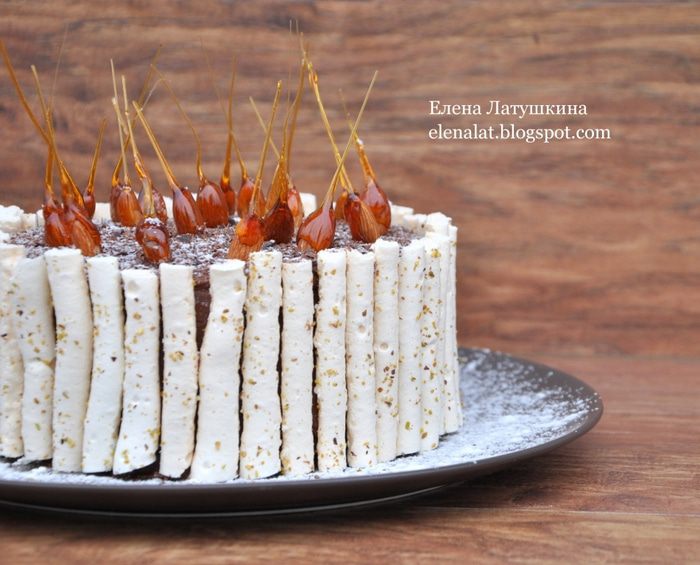 Миндальный торт с шоколадным муссом, безе и карамелью
