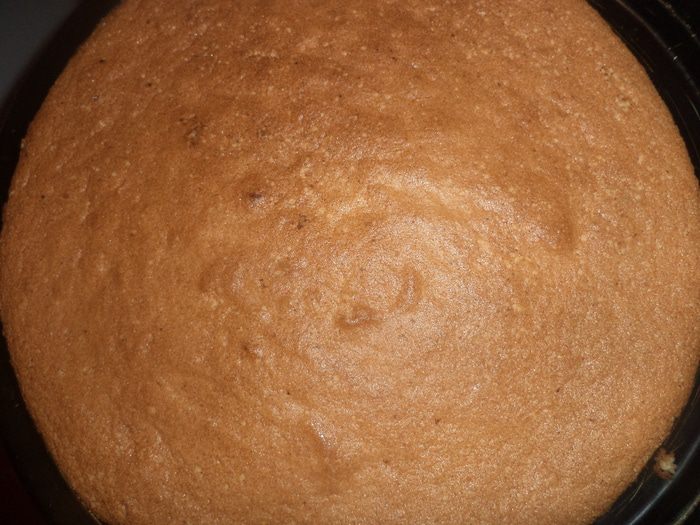 Бисквитный торт с кремом из халвы и вафельной посыпкой