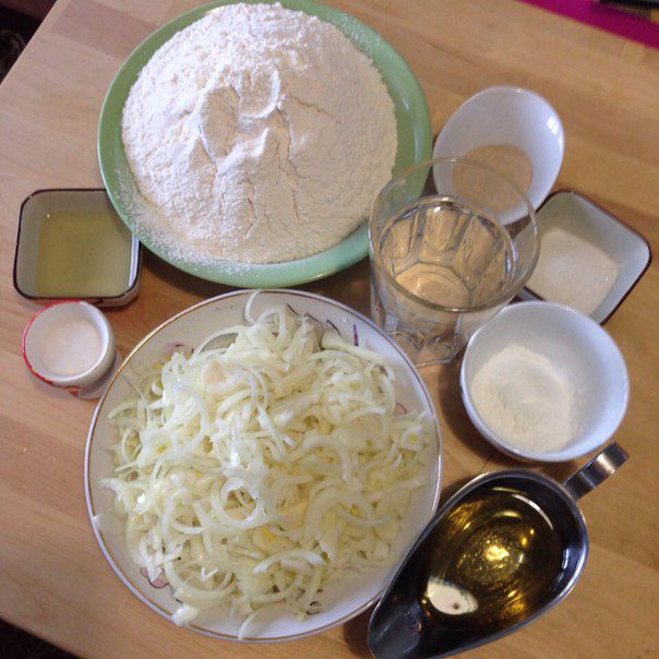 Многослойный луковый пирог