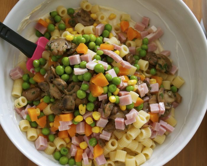 Салат из ветчины и макарон под соусом рикотта