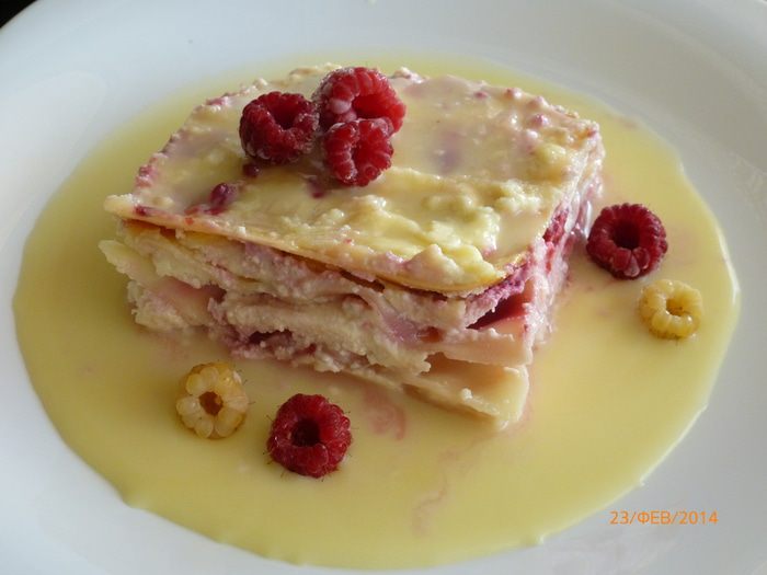 Лазанья с творогом и малиной