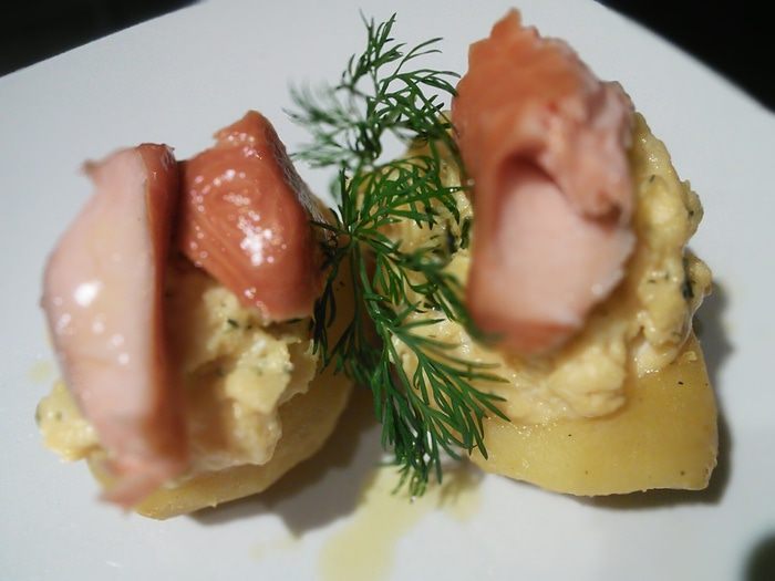 Запеченный картофель с яичницей-болтуньей и копченым лососем 