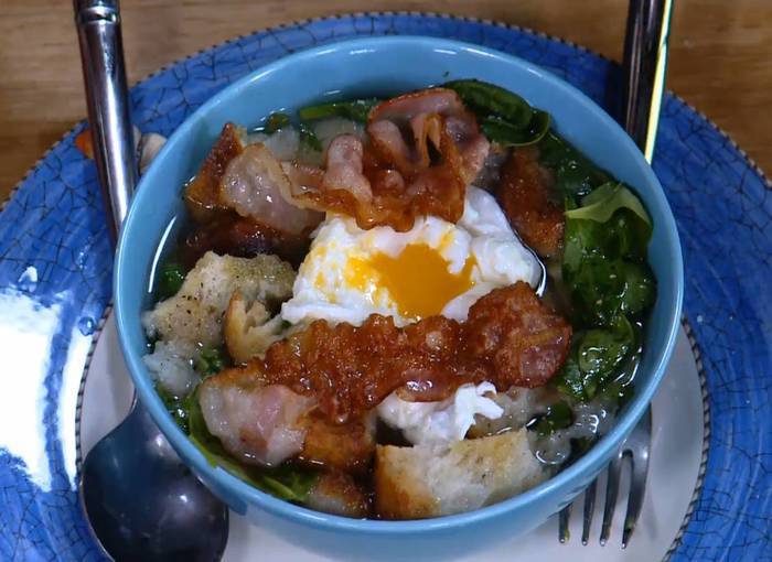 Куриный бульон с яйцом и беконом 