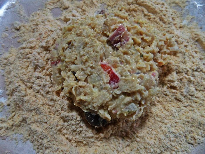 Фасолевые котлетки с колбасками