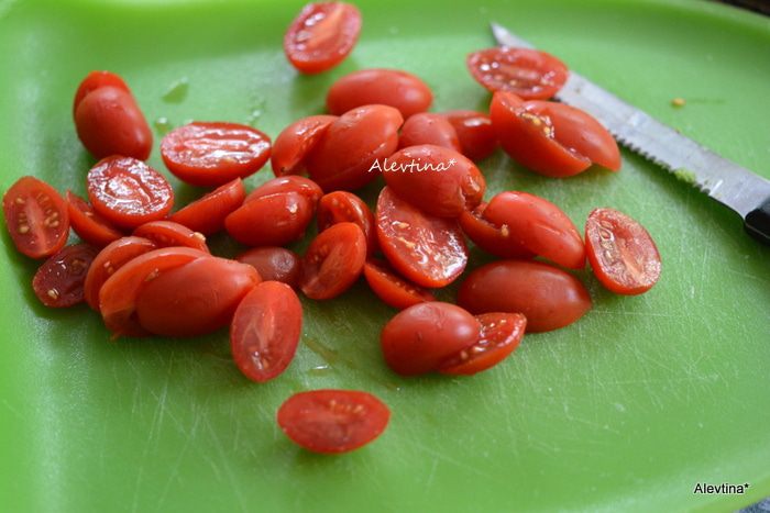 Лепешка с курицей и соусом из авокадо