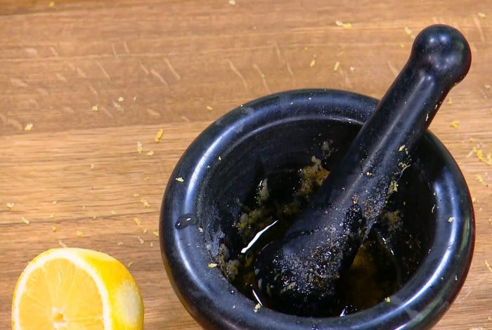 Салат из булгура с курицей, цукини и гранатом 