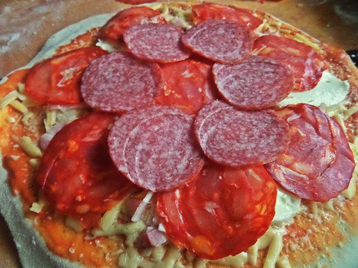 Пикантная пицца с чоризо и тремя сырами