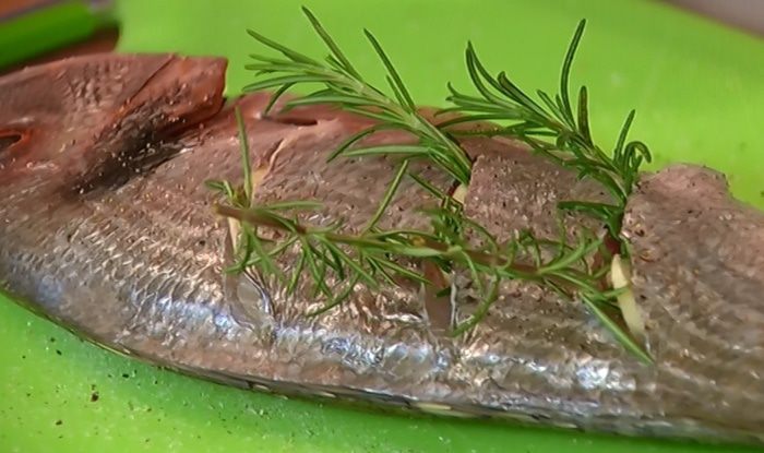 Дорада, запеченная с овощами и розмарином 