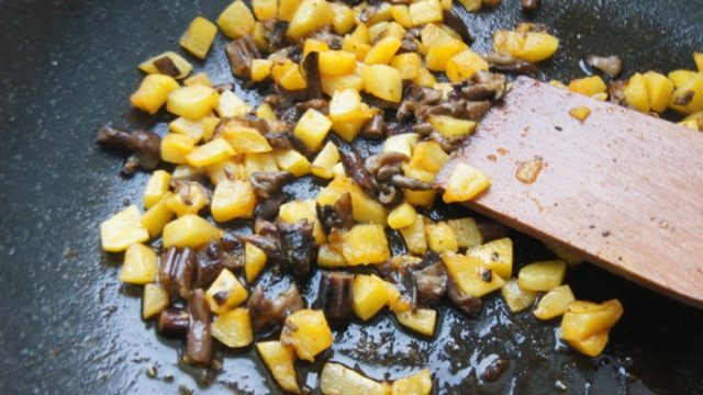 Мясные башенки с начинкой, запеченные под сырной шапочкой