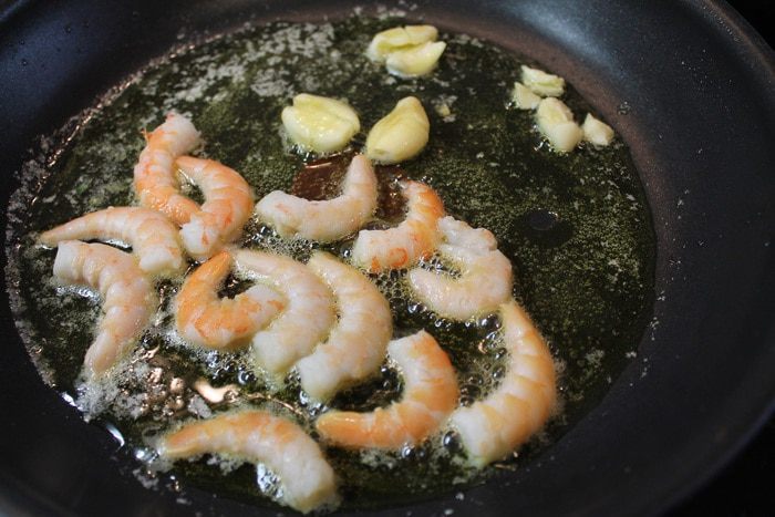 Паста фетучини с креветками и томатами