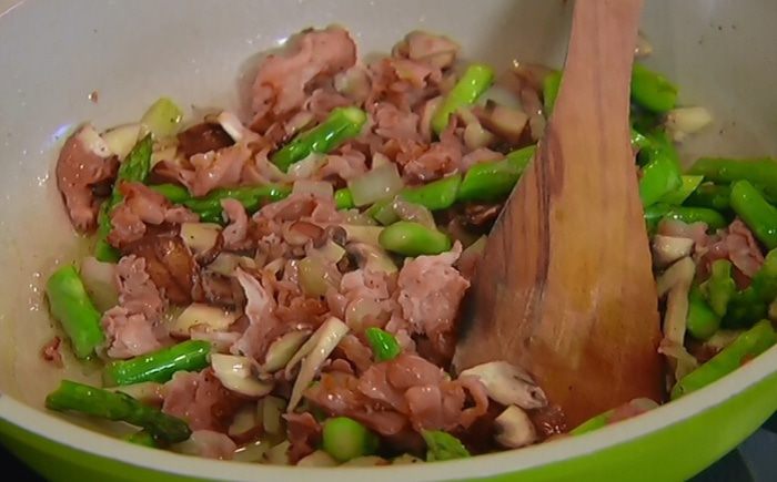 Спаржа с грибами и беконом под сырной корочкой