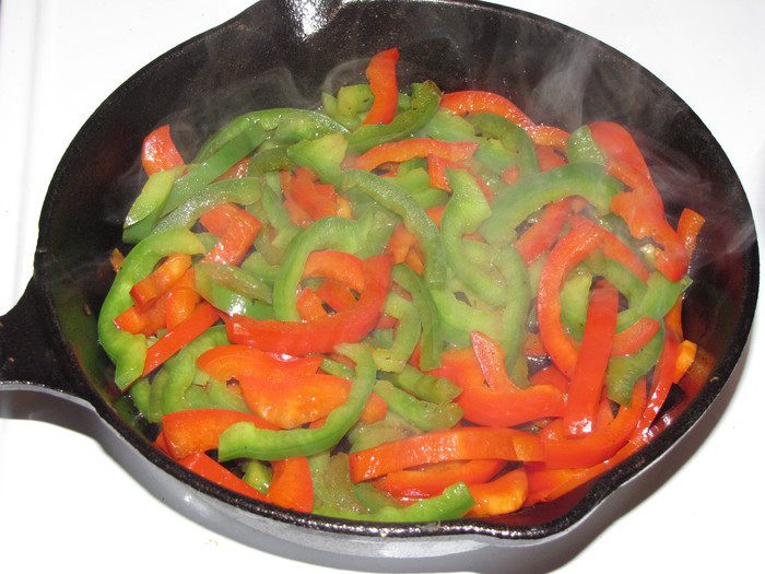 Шампиньоны с куриным филе и сладким перцем по-муромски