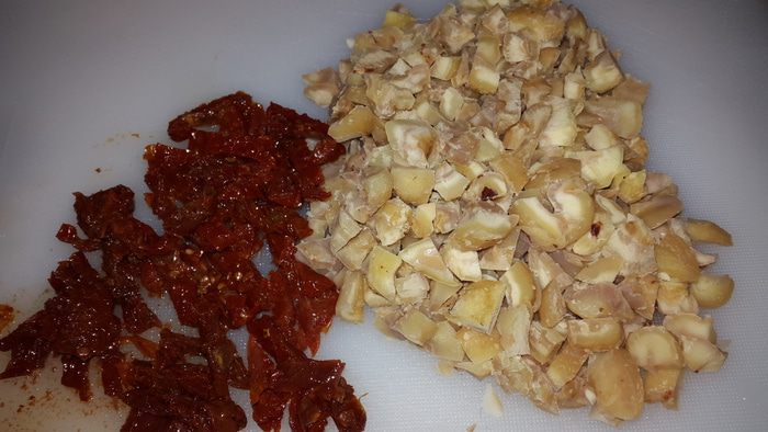 Брюссельская капуста с каштанами, грибами и вялеными томатами