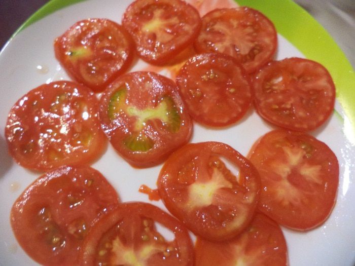 Пряная закуска из помидоров с чесноком и орехами