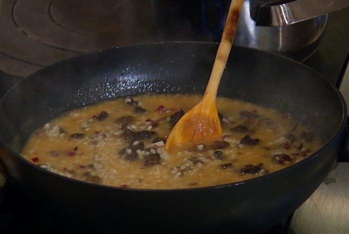 Рисовая каша со сморчками и зеленым горошком
