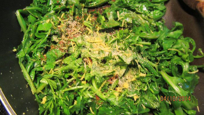 Пицца с руколой и помидорами черри