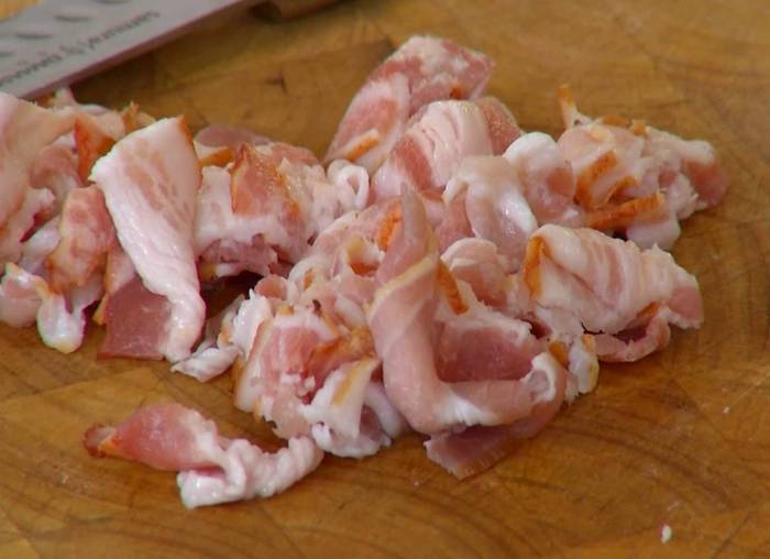 Лионский салат с карамелизированным луком и орехами