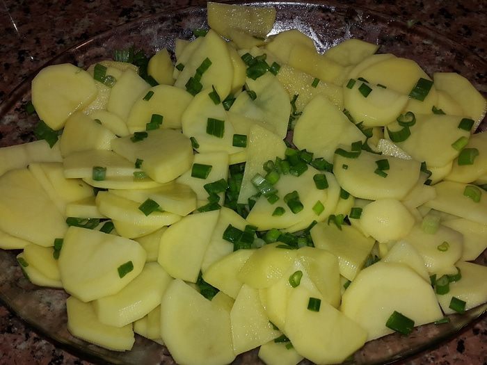 Картофель с зеленым луком, запеченный в сливках