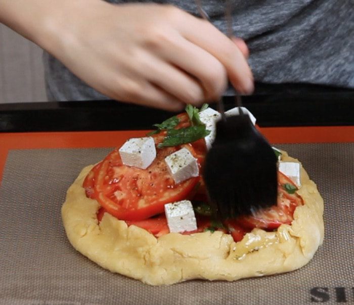 Галета с помидорами, базиликом и фетой
