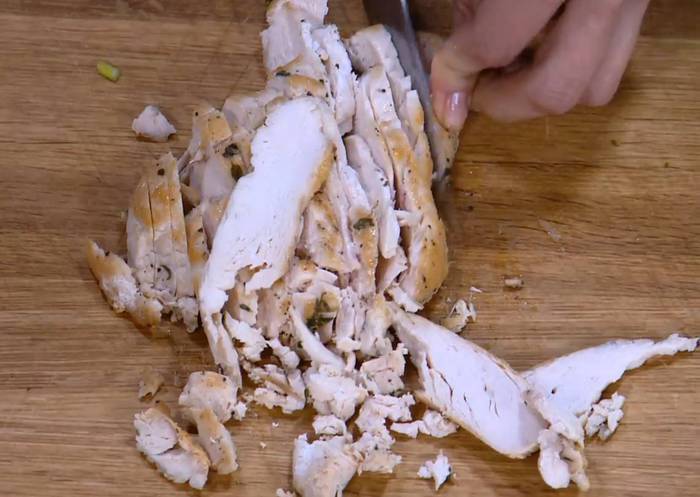 Жареный рис с креветками и курицей, заправленный по-восточному 