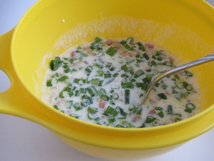 Булочки с зеленым луком и ветчиной