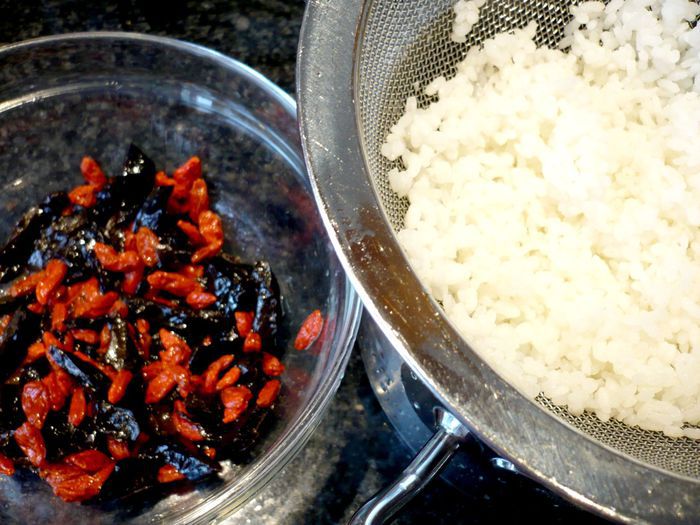 Бедрышко ягненка, фаршированное барбарисом и черносливом