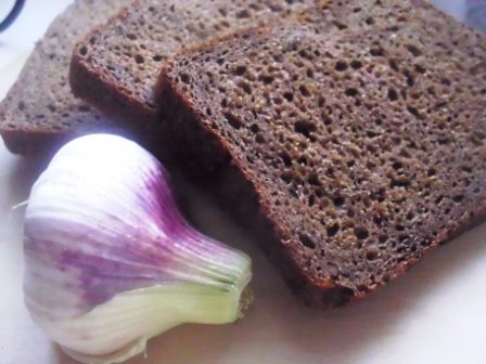 Легкий гороховый суп с чесночными гренками