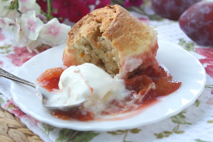 Пирог со сливой и спиральками с корицей
