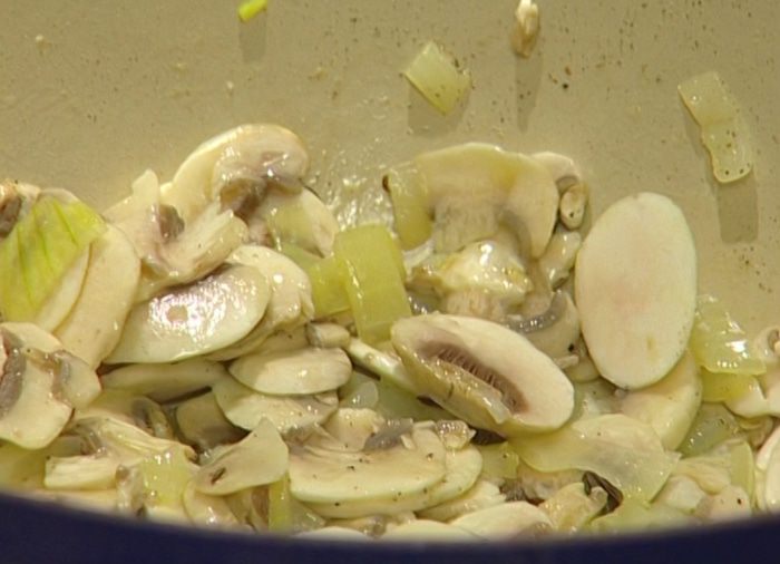 Бурый рис с грибами и зеленым горошком 