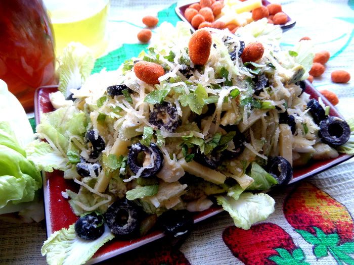 Сырный салат с оливками и авокадо