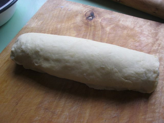 Дрожжевой рулет с маком и штрейзелем