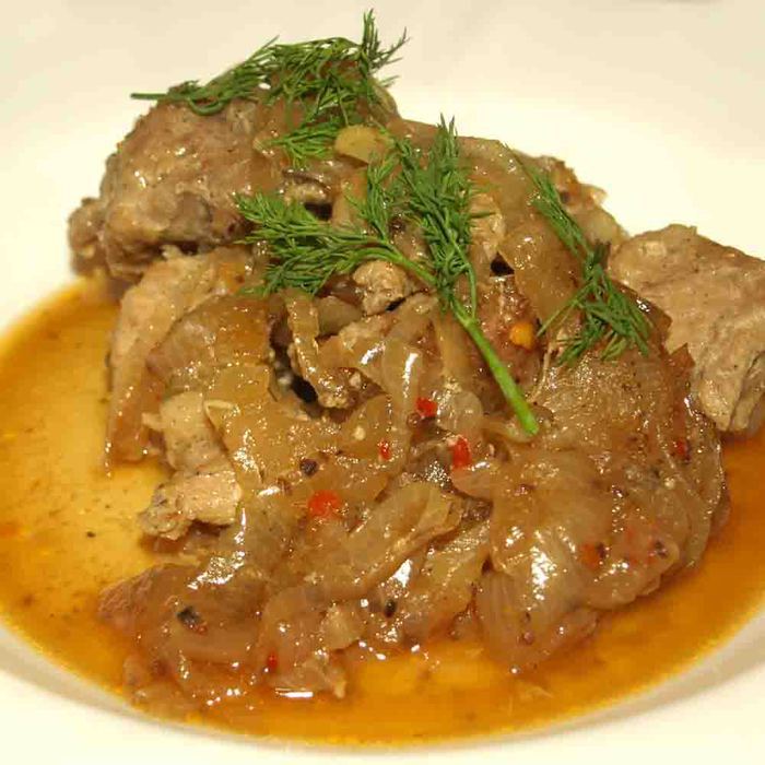 Свинина, запеченная на луковой подушке