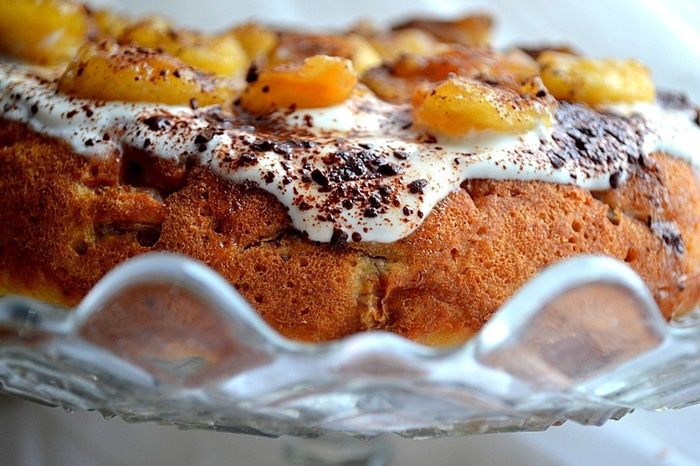 Банановый торт с ромовой карамелью и кленовым кремом