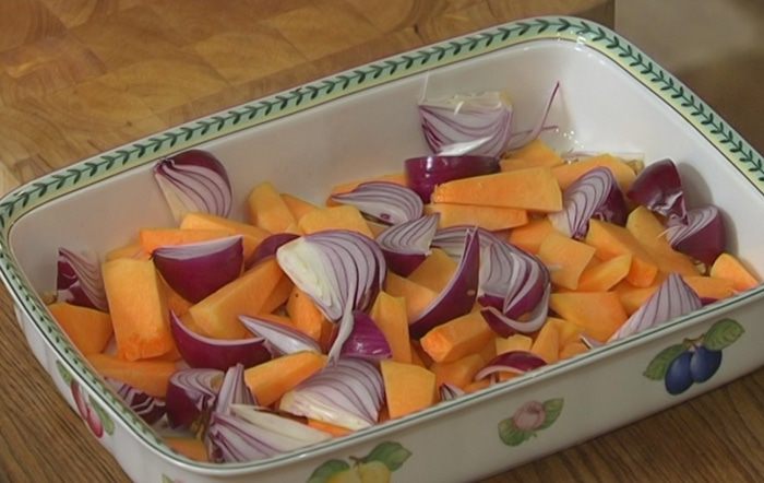 Курица с тыквой, луком и грецкими орехами