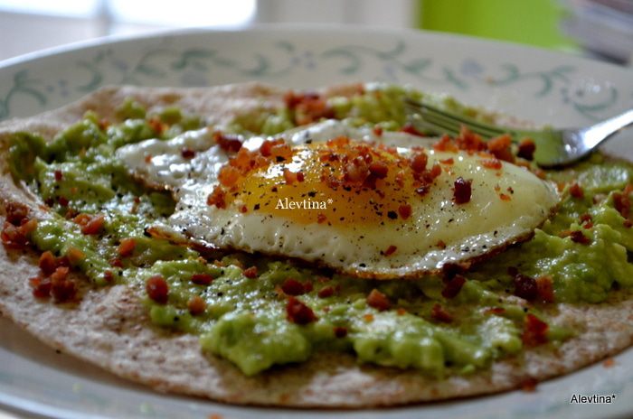 Быстрый завтрак с авокадо и яйцом