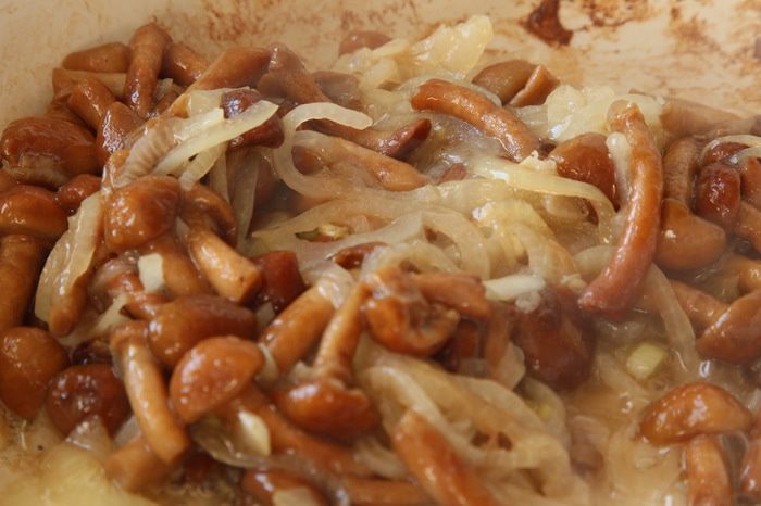 Куриная грудка с брынзой под белковой шапочкой