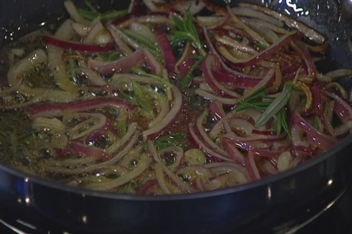Брускетта с белыми грибами, чили и розмарином 