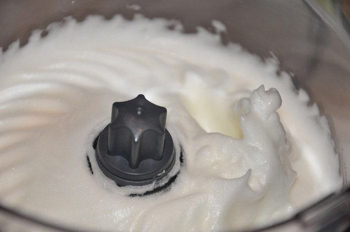 Бисквитный рулет с клубникой и сливками
