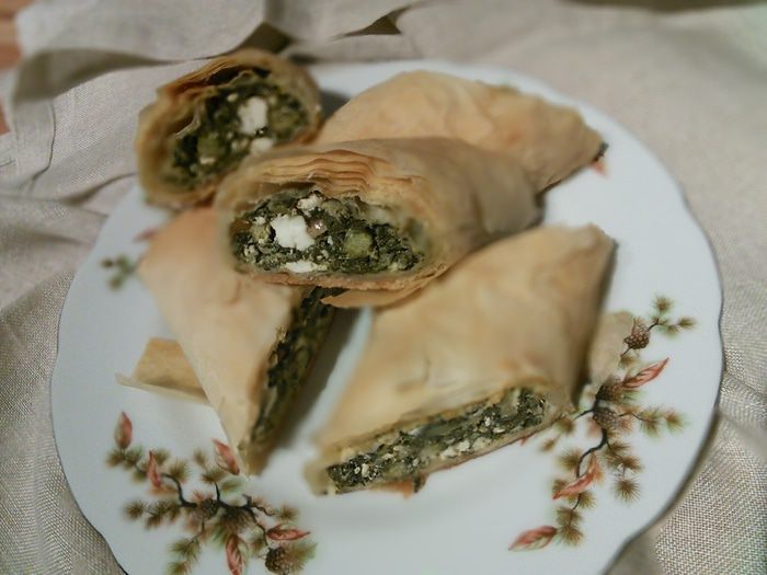 Рулет с фетой и шпинатом по-критски 